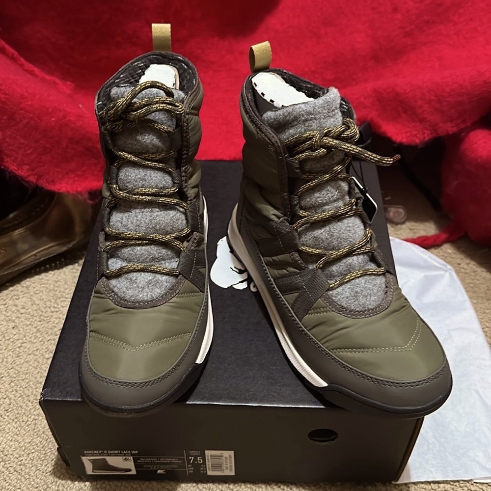 Sorel Whitney II Short Lace Olive Green Boots. Brand New in box, 7.5